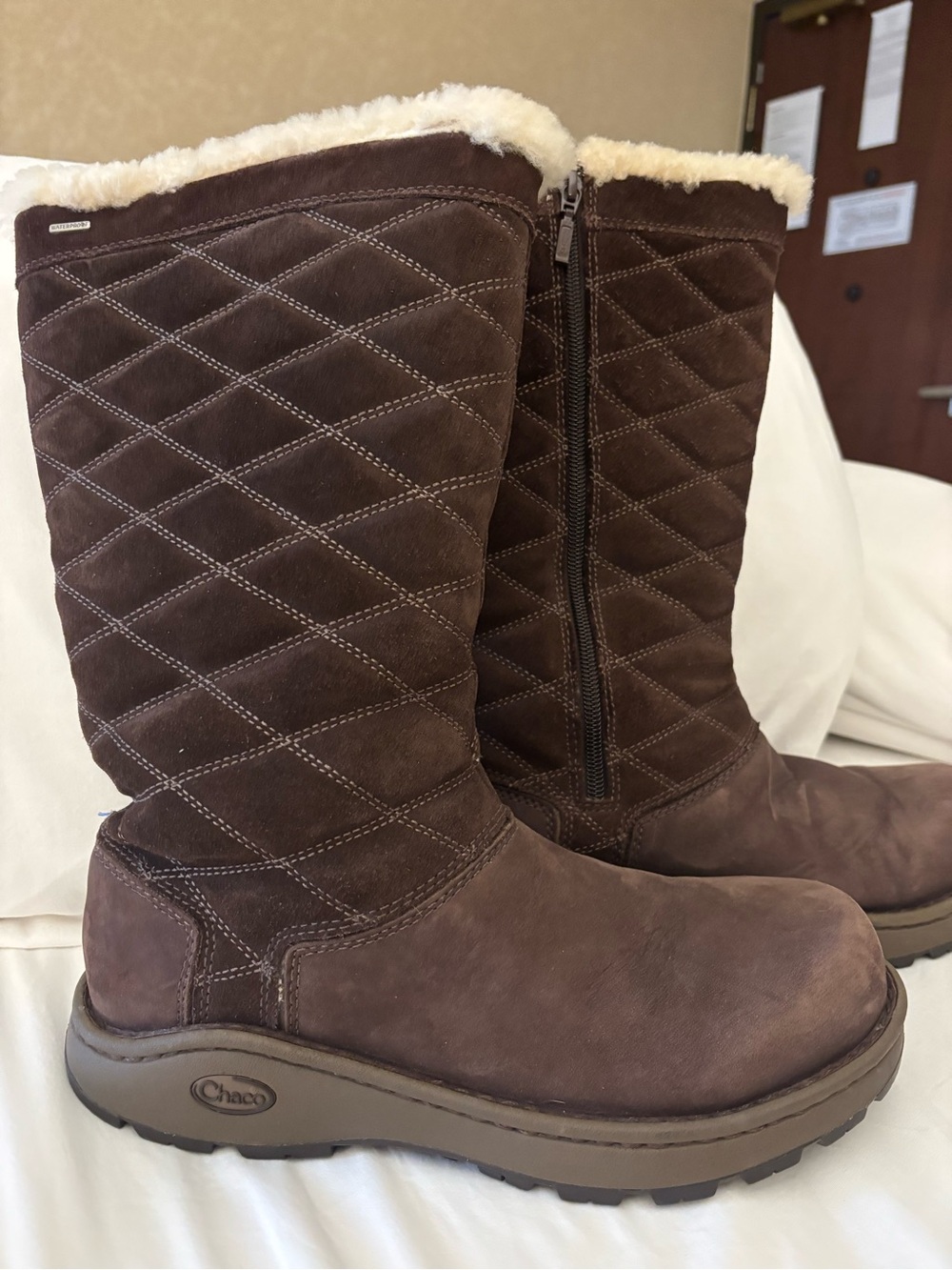 Chaco Women’s 8.5 Waterproof Brown Leather Fur Lined Vibram Winter Boots